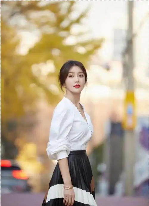 春季流行的三招鲜穿搭,除了风衣,试试这2种,清新又高级