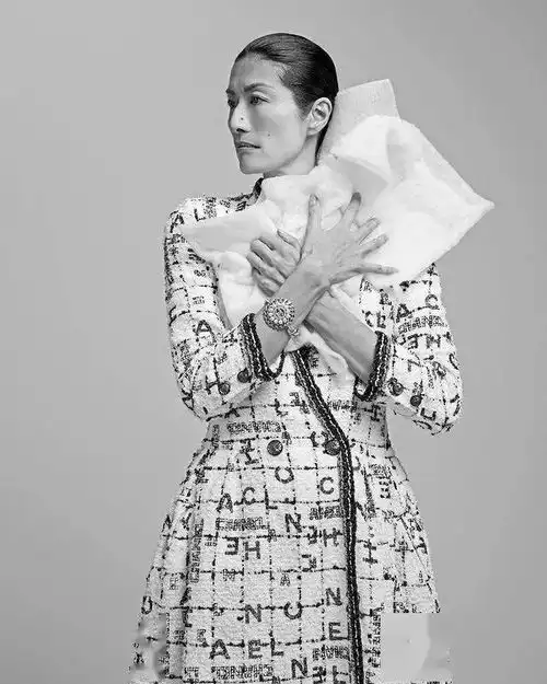 纪梵希家族唯一的中国媳妇,50岁出道当超模却被骂丑对不起,她活得比谁都漂亮