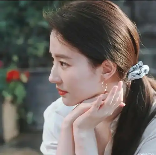 刘亦菲捧花头像,听说既招桃花还旺事业哦