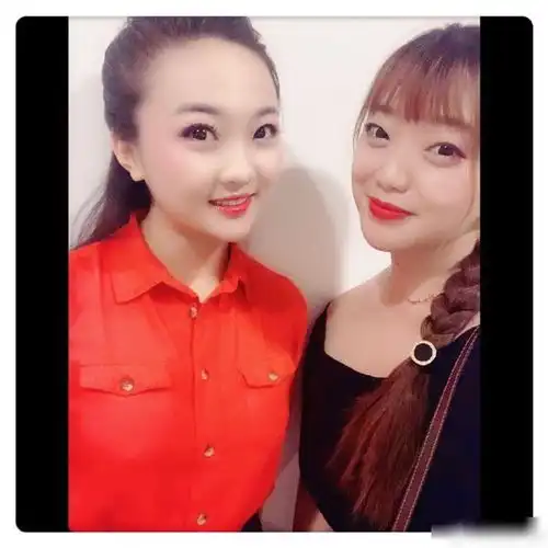 林妙可在江苏录制中秋晚会,网友艺人偶遇晒合照,她越来越美了