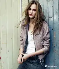 白色t恤浅色皮衣外套t恤x外套玩出时尚感春装搭配技巧搭配onlylady女人志