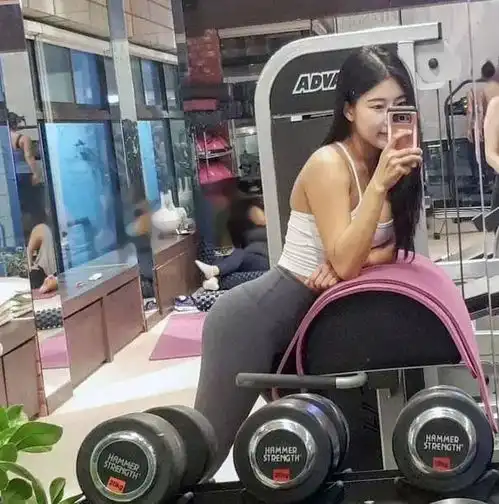 作为健身女神的她,身材比例完美,看似高冷其实很好相处