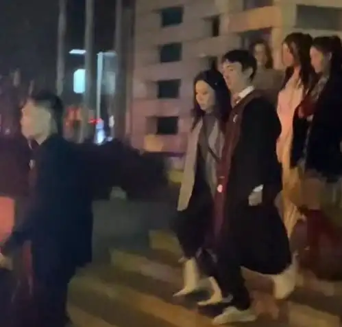 王思聪参加游戏大会没买到vip票只能和女伴坐在楼梯过道上