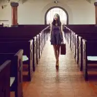 qq头像女生孤独靠墙上