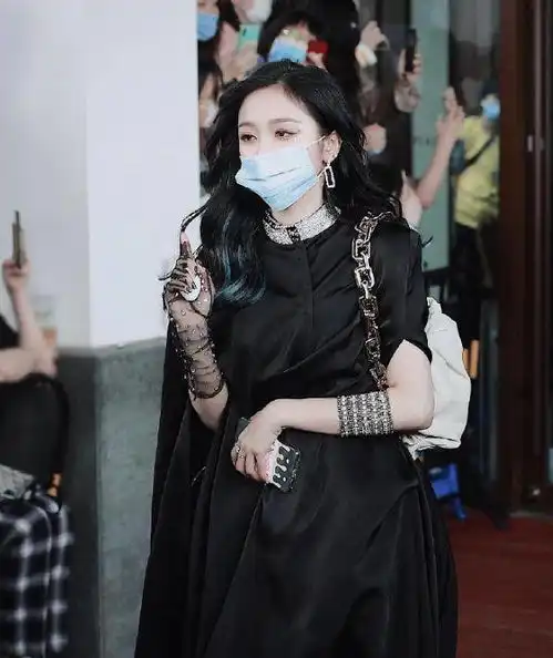 火箭少女集体换暗黑风格,状态不相同,孟美岐超霸气,吴宣仪眼妆很心机