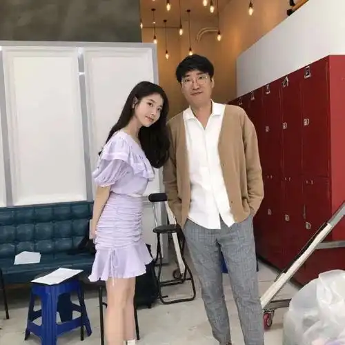 iu李知恩节目造型清新甜美身穿香芋紫连衣裙,27岁少女感十足