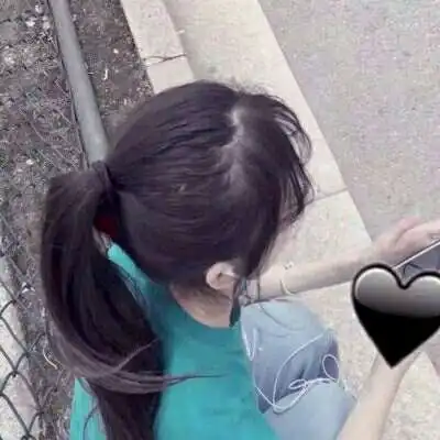 00后可爱小女生侧身图片