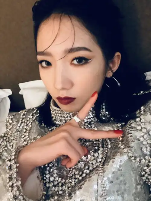 孟美岐黑tee牛仔裤很路人,配上银色头发立刻帅爆表