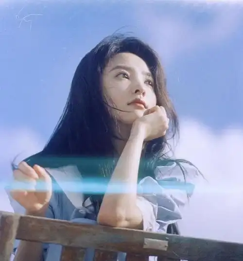 章若楠春季浅蓝连衣裙漫画少女形象