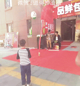 搞笑gif段子女子为了表达对男友的爱,为男友做了一件很漂亮的毛衣