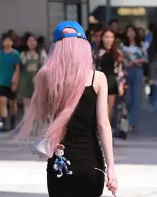 街拍月貌花容的美女,一条粉色的条纹连衣裙,时尚唯美漂亮迷人