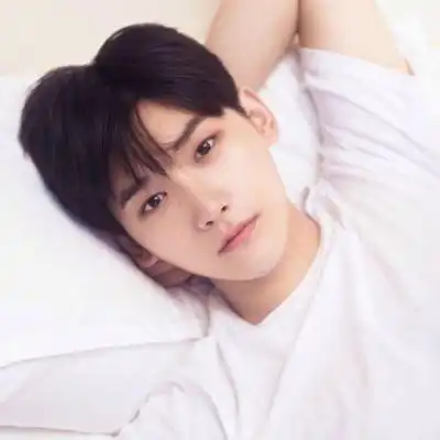 女生头像阳光干净正面少