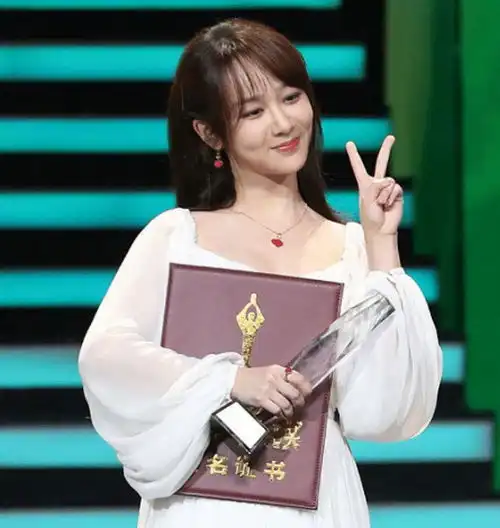 百花奖女星生图来了,原以为孟美岐够美,但看到25岁傅菁后心动了