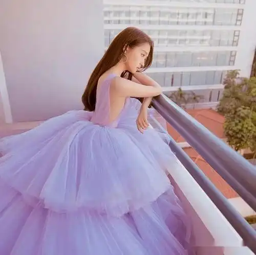 乖乖女关晓彤,改走小性感的仙女风,深v领蓬蓬裙,朦胧又高贵