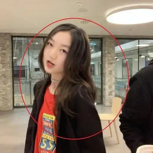 李嫣和闺蜜秀国外生活,教室里摆满玫瑰花,奢华庆祝场面令人羡慕
