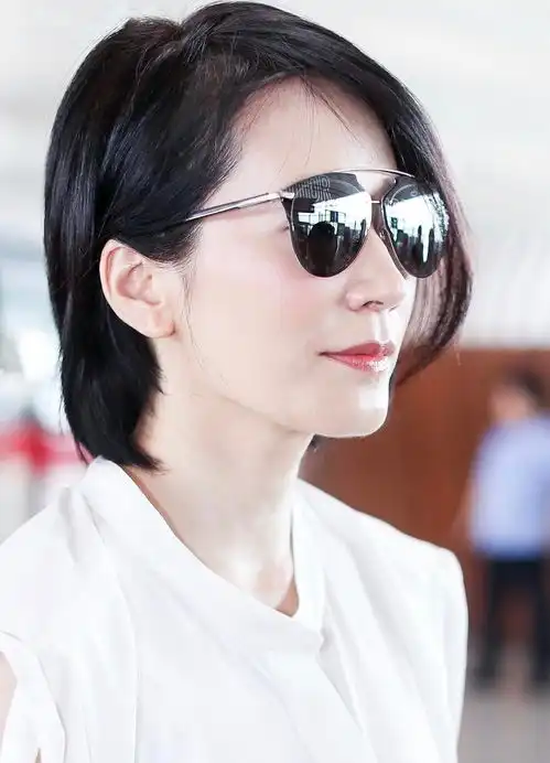 俞飞鸿真不愧是气质女神,穿白衬衫搭配牛仔裤走机场,简约大气