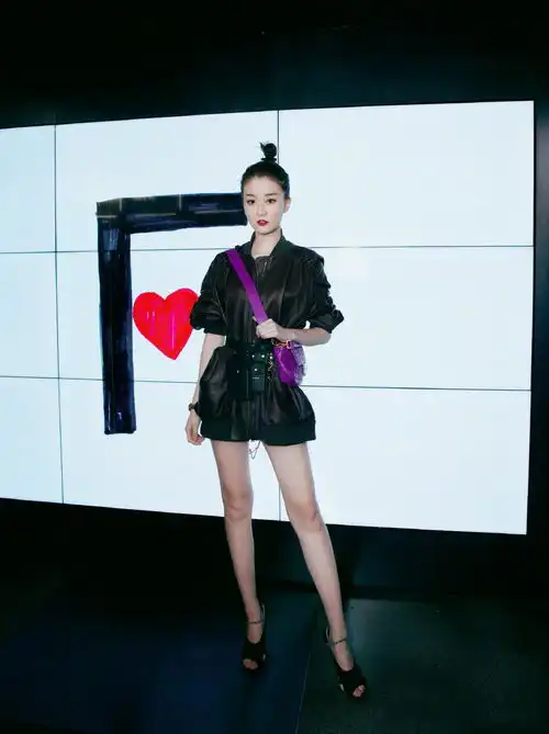 乔欣丸子头现身时装周,穿长款休闲装彰显大长腿,成甜味酷女孩