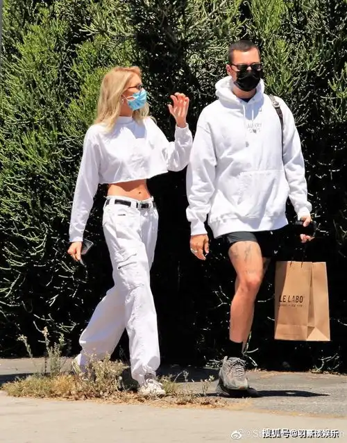 超模斯特拉洛杉矶出街,t恤搭配白色工装裤,酷女孩造型帅呆了