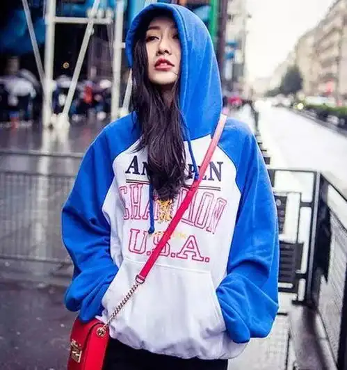 女人最好不要打底裤配大衣,学王鸥戚薇这样穿,光背影就美爆了