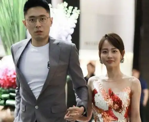 买超七夕约会美女,主动搂肩谈笑风生,与张嘉倪离婚1年换5美女