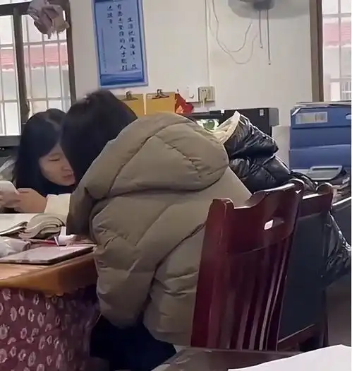 揪脸扯头发湖南女教师打骂学生视频曝光,官方通报公布事件详情