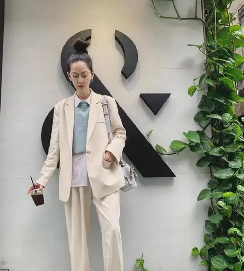 31岁的曾之乔有多美穿白色宽松西服秀高挑身材,女人味藏不住