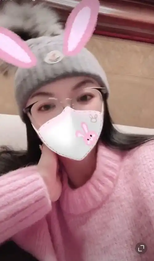 李湘离婚了好会装,穿粉毛衣强凹少女,但机场偶遇真人就是大妈