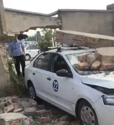 女学员科目二挂科,一怒将驾校墙撞穿,网友还好没考过