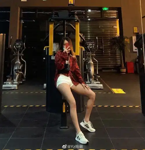 172cm杭州欧美风辣妹晒照,蚂蚁腰大长腿,比例优秀的高个女生有多美