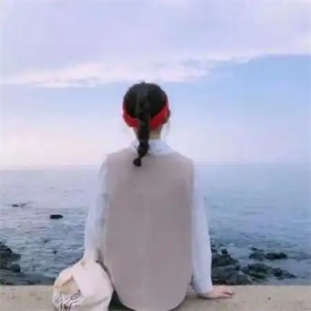 女人伤感黑白背影头像也