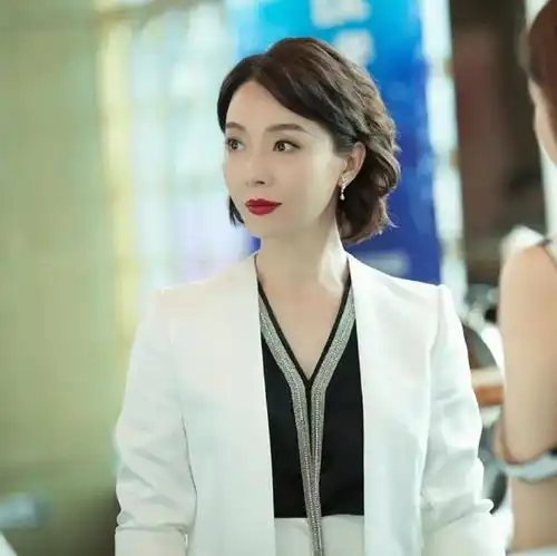 继唐晶苏明玉后,又被斯黛拉的高级职场穿搭刷屏了,气场爆棚