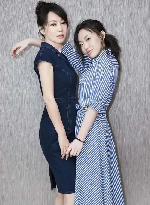 闫妮遗传基因真强女儿长相清秀穿搭成熟,一双筷子腿美成焦点