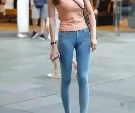 简约修身牛仔裤,清新时尚女神范,女生的不二之选