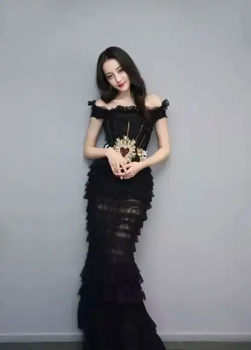 同样是穿小黑裙,唐嫣仙气十足,迪丽热巴高冷,差别不是一般的大

