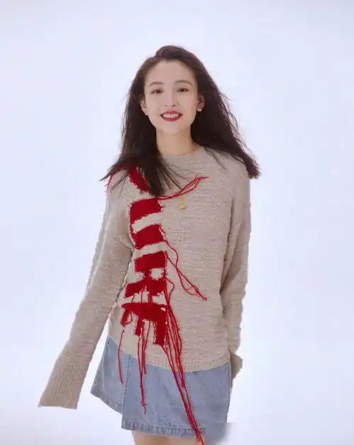 吴倩一袭白裙仙气飘飘,拍摄写真出水芙蓉,这么清纯的女生就该火