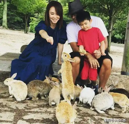 新加坡第一美女范文芳携老公撒狗粮,穿得时髦洋气,状态超年轻