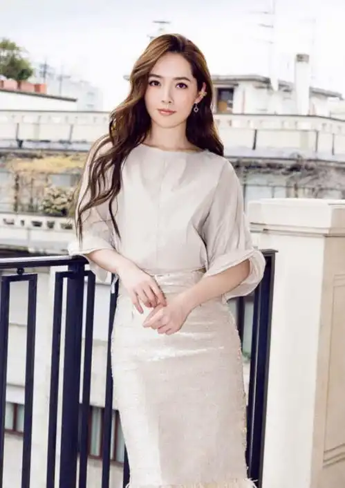 气质少女郭碧婷身穿薄荷绿连衣裙参加活动,明明就是18岁的少女