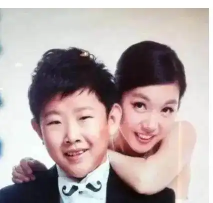 他曾出演家有儿女,9岁停止发育36岁还演小孩,和老婆如母子
