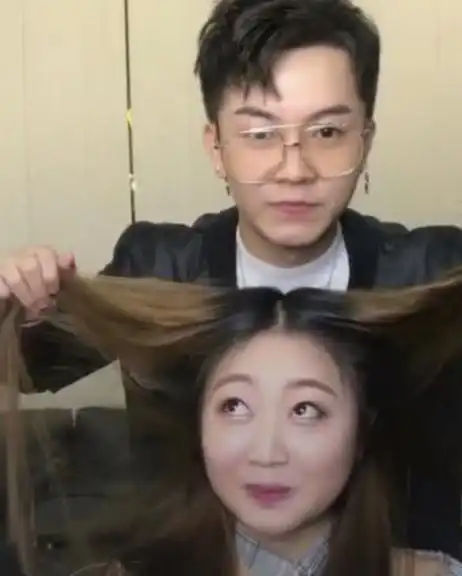抖音瓜子脸美女,撩起她的头发逗乐众人,网友刮风怎么办