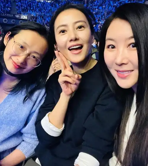 高圆圆现身老狼演唱会,素颜近照似少女,和闺蜜骑单车回家接地气