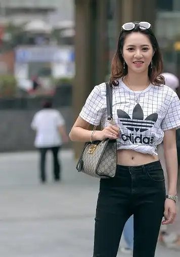 穿紧身裤的美女,永远都那么有魅力吸引眼球