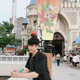 2018qq微信情侣头像一男一女青春阳光靠谱的人从来不会让你等