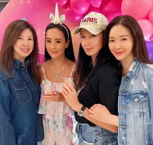 李静蕾带3个孩子参加关颖家派对,林熙蕾和闺蜜一起安慰她