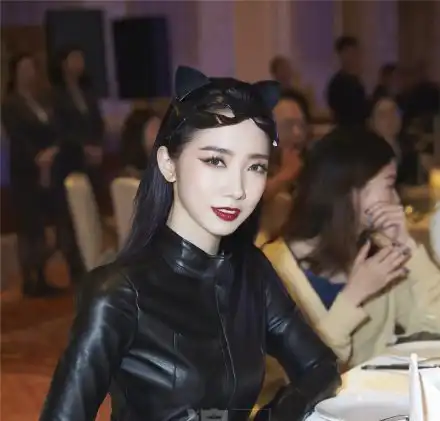 孟美岐cos猫女装火了,身穿一袭黑色皮质连衣裙,成熟优雅