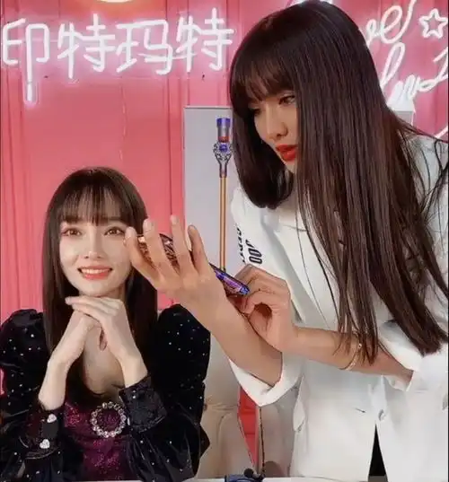贾乃亮新女友颜值吊打李小璐,一个越来越好,一个只能直播带货