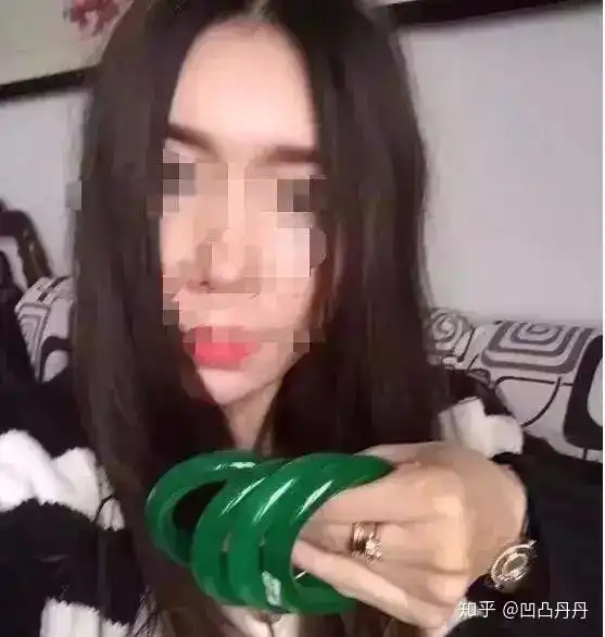 美女晒出四条圆条58圈口冰种满绿手镯,称有人给过6666万