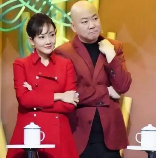 48岁游泳冠军牛莉大露马甲线,上衣透视若隐若现,自信大方有魅力