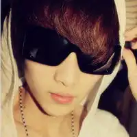 戴眼镜情侣头像戴墨镜去海边玩耍