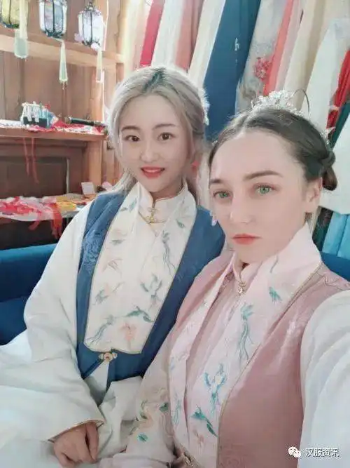 一样的青春,不一样的人生15岁,带着汉服去留学的中国女孩