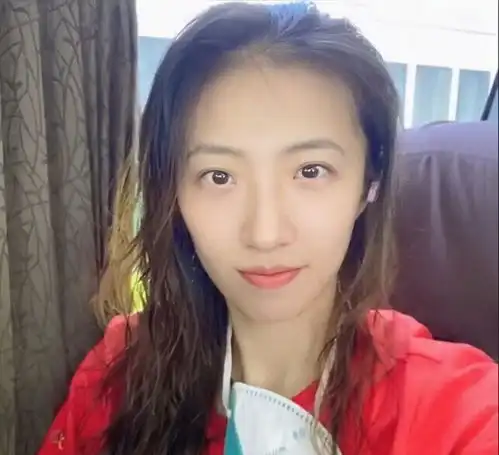 中国女排有趣画面曝光丁霞被朱袁张围攻,这样的场景很美
